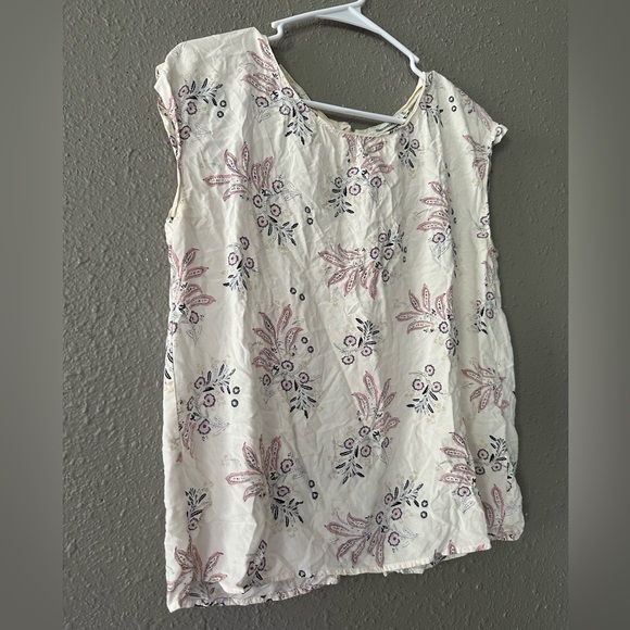 Woman’s Size Medium Abercrombie & Fitch White Floral Short Sleeve Blouse - Picture 2 of 7